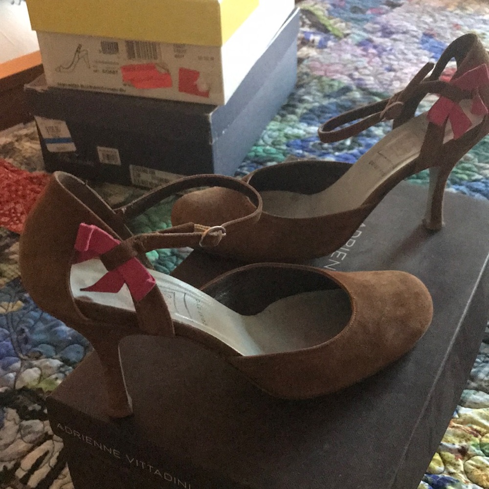 Suede w/pink bows on ankle.  Adorable